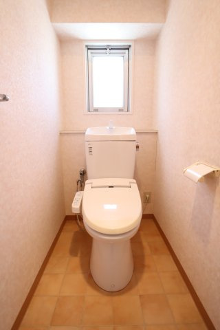 大阪市城東区中央１丁目の賃貸マンションのトイレ