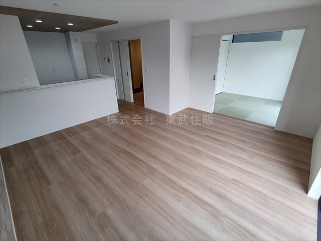 【居間・リビング】 | 狭山市広瀬台10期　全2棟　2号棟 | ゆったりとした16.75帖のリビングです