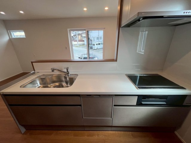 山形市東青田三丁目のキッチン|家事効率アップ！食洗機＆IH搭載の機能派キッチン。収納力も豊富で、スッキリ清潔感のある空間を保てます。