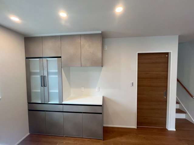 山形市東青田三丁目のキッチン|キッチンと同じ質感で統一された背面収納。スッキリ片付き、生活感を感じさせません。