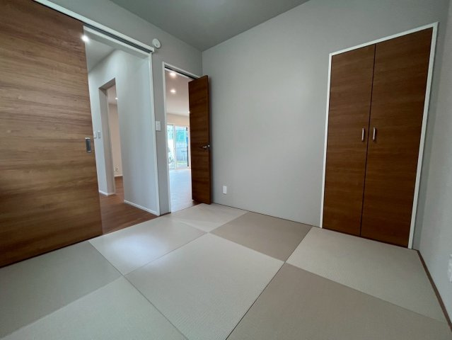 山形市東青田三丁目の和室|玄関ホールとLDKのどちらからも出入り可能な2WAY動線。来客時や家事の合間もスムーズに移動できます。