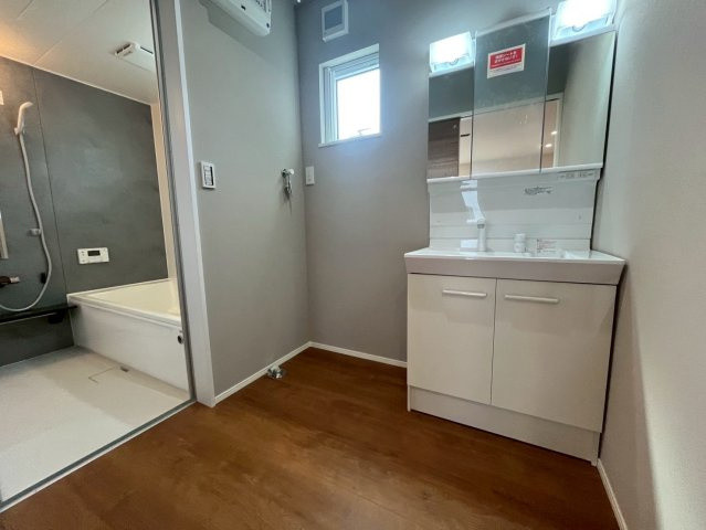 山形市東青田三丁目の独立洗面台|白を基調とした清潔感のある洗面台。三面鏡裏の収納でスッキリ片付き、窓からの光で朝の支度も爽やかに。