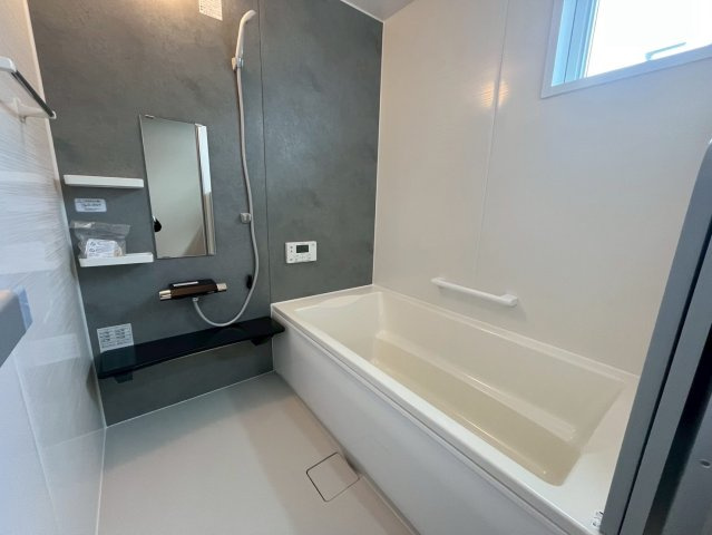 山形市東青田三丁目の浴室|シックなデザインとゆったりサイズの浴槽が魅力。一日の疲れを癒やす清潔な空間。