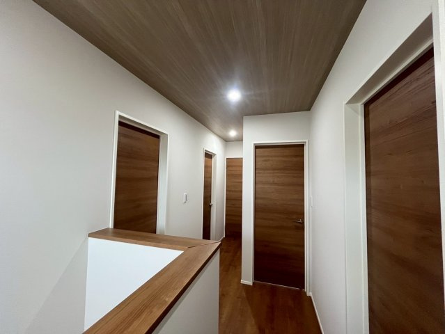 山形市東青田三丁目のその他|木目調の天井が上質な空間を演出。2階ホールまでデザインを妥協しない、洗練された住まい。