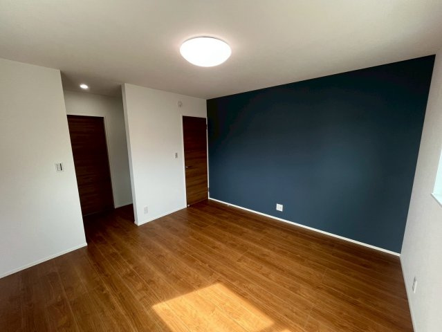 山形市東青田三丁目の洋室|深いネイビーの壁紙が安らぎを演出。