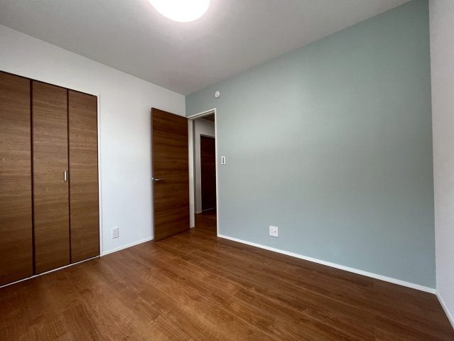 山形市東青田三丁目の洋室|爽やかなアクセントクロスがお洒落な洋室。