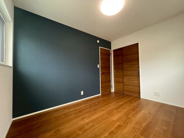 山形市東青田三丁目の洋室|収納力とデザイン性を両立。窓からの採光も心地よく、多目的に使える個室です。