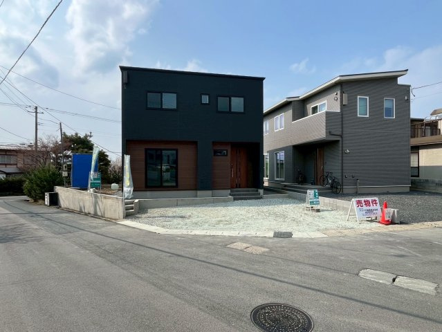 山形市東青田三丁目の前面道路含む現地写真