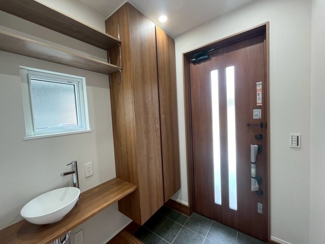 山形市東青田三丁目の玄関|帰宅後すぐの手洗いで清潔をキープ。大容量の玄関収納と明るい窓があり、毎日を気持ちよく迎えられます。