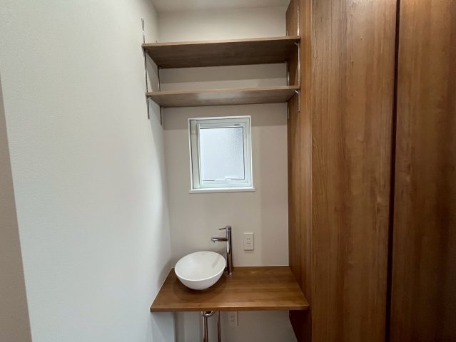 山形市東青田三丁目の玄関|帰宅直後の手洗い習慣が身につく設計。インテリアに溶け込む洗練されたデザインです。