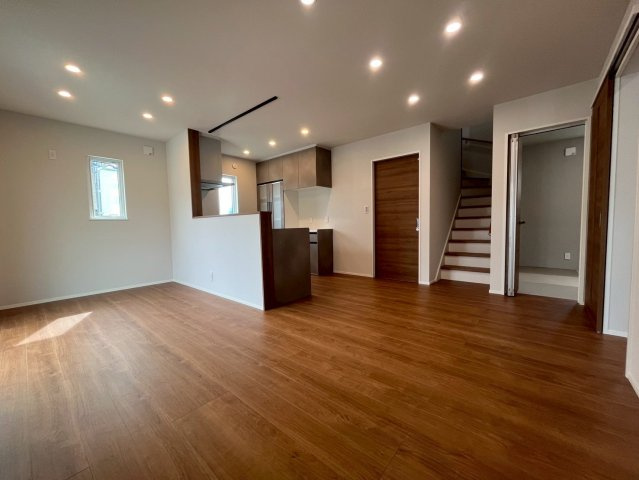 山形市東青田三丁目の居間・リビング|料理中も会話が弾む対面キッチンや、家族の気配を感じるリビング階段を採用。