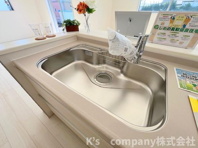 茅ヶ崎市萩園　新築戸建　1号棟のキッチン|耐久性に優れたステンレス素材のシンク◇