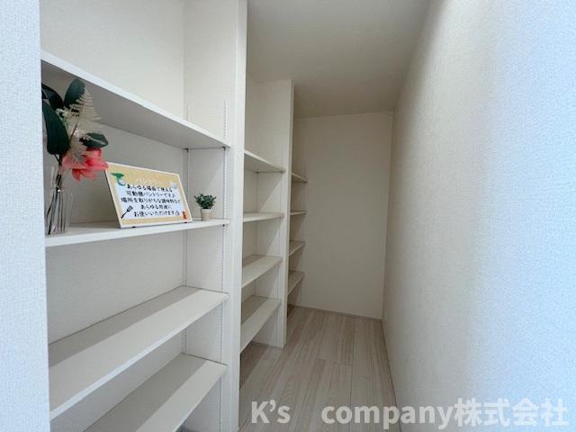 茅ヶ崎市萩園　新築戸建　1号棟の収納|キッチン横には広々としたパントリー☆食品に限らずリビングの収納としてもお使いいただけます♪