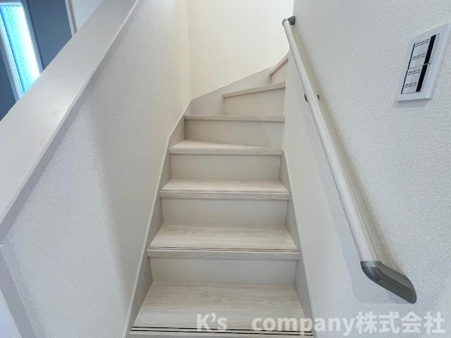 茅ヶ崎市萩園　新築戸建　1号棟の内装|手すり付きの階段☆小さいお子様やご年配にも優しい仕様♪