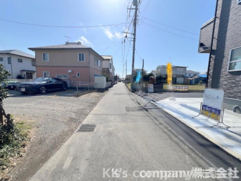 茅ヶ崎市萩園　新築戸建　1号棟の前面道路含む現地写真|前面道路は交通量が少なく静かな印象です◇