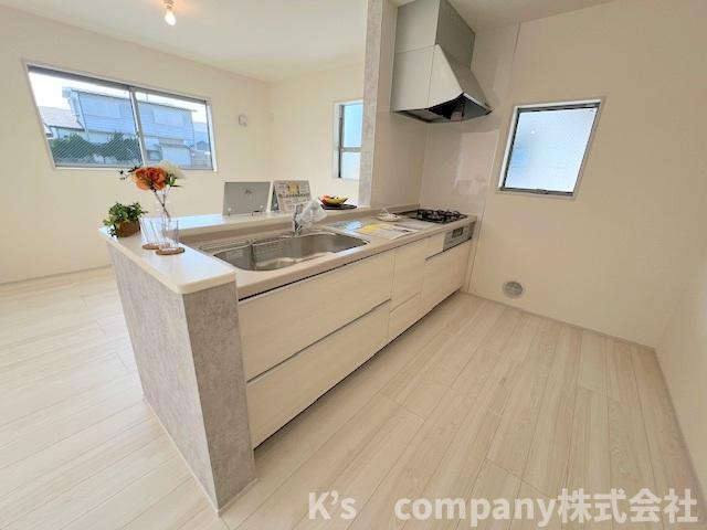 茅ヶ崎市萩園　新築戸建　1号棟のキッチン|ゆったりとした広さのあるキッチンスペース◇
