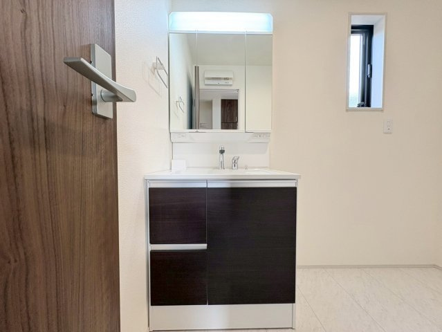 リーブルガーデン　各務原市那加柄山町　全１区画分譲の独立洗面台|洗面化粧台 幅 750mm、軽く割れにくい洗面ボールと場所をとらないコンパクト設計の本体キャビネットです。
ミラー扉の内側は全て収納スペースです。リフトアップシャワーを採用し両手が自由に使えます