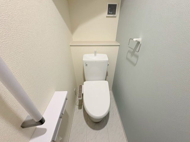 リーブルガーデン　各務原市那加柄山町　全１区画分譲のトイレ|超表面平滑加工とイオンパワーの「セフィオンテクト」加工で、汚れが付きにくく落ちやすい仕様で清潔です。
便器にフチがないので汚れが隠れて見えない部分がありません。お手入れがとってもラクラクです。