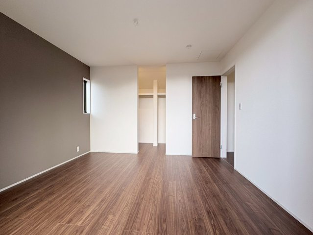 リーブルガーデン　各務原市那加柄山町　全１区画分譲の寝室|すべての居室にはたっぷり収納できる大型のクローゼット、各室に２４時間換気システムを設置しています。
排気ファンから低風量で24時間強制排気し、家の中の空気をいつも新鮮に保ちます。
