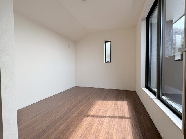 リーブルガーデン　各務原市那加柄山町　全１区画分譲の洋室|全居室にたっぷり収納できる大型クローゼット、居室部分の窓ガラスには間に空気層を設けたペアガラスを採用。
高い断熱性と共にガラス面の結露対策にも効果を発揮します。