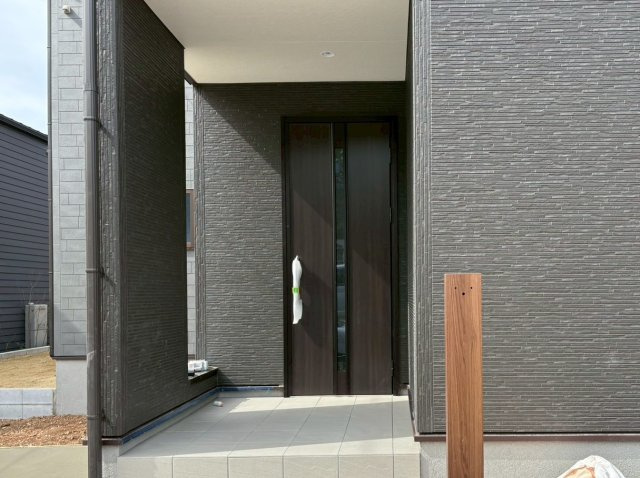 リーブルガーデン　各務原市那加柄山町　全１区画分譲の玄関|【ピッキング防止機能付き玄関ドア錠】玄関ドアの鍵は上下に２つあり、内側の下段は脱着サムターンキー。
鍵を不正に開錠されても、もう１つの鍵でピッキングを防ぎます。防犯性の高い仕様になっています。