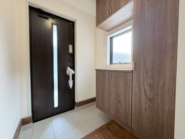 リーブルガーデン　各務原市那加柄山町　全１区画分譲の玄関|大容量のシューズ収納付きで玄関周りもすっきり！玄関ドアからの光が玄関ホールを明るくしてくれます。