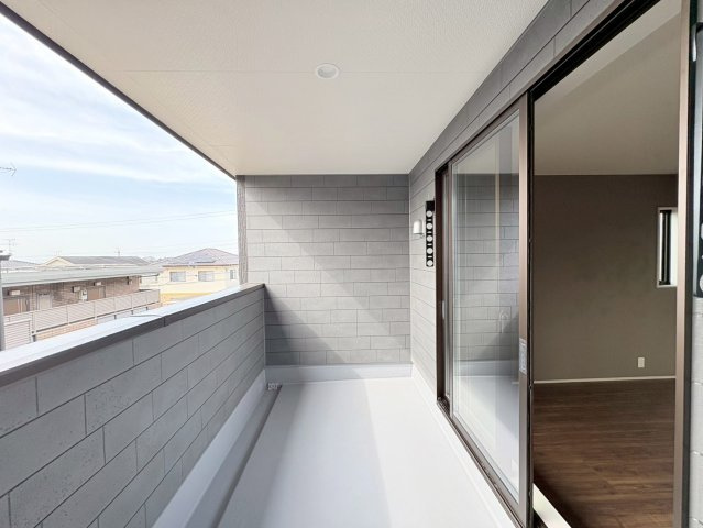 リーブルガーデン　各務原市那加柄山町　全１区画分譲のバルコニー|バルコニーは南向きで洗濯物もよく乾きます！強度と表面積硬度を持つFPRで防水しています。