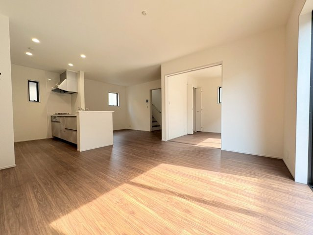 リーブルガーデン　各務原市那加柄山町　全１区画分譲の居間・リビング|明るい日差しをふんだんに取り込んだリビングダイニングは家族の笑顔につつまれた素敵な空間になります。
一建設の家は精度が高く丈夫な工法を採用し、「住宅トップランナー基準」に対応しています。