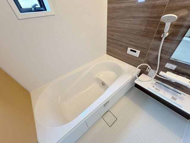 リーブルガーデン　各務原市那加柄山町　全１区画分譲の浴室|明るく清潔感がある浴室。浴槽は環境にやさしい節水タイプ。浴槽内ステップで半身浴、親子入浴も安心です。
洗い場の床は乾きやすく滑りにくい快適仕様、水はけが良くカビの発生を軽減できます。
