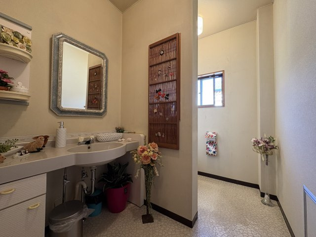 半田市長根町1丁目の洗面所|2F：洗面、奥トイレ