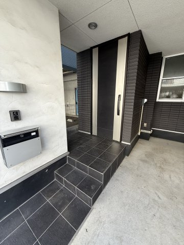 小茂根４丁目中古戸建の玄関