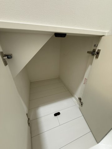 小茂根４丁目中古戸建の収納|階段下収納