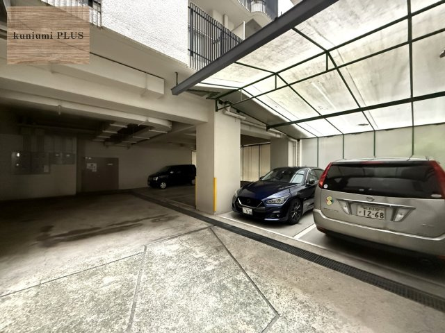 メロディハイム東船場の駐車場