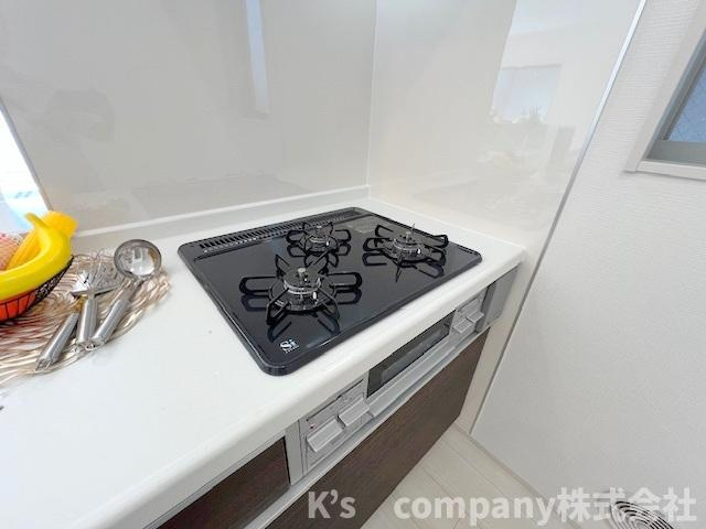 茅ヶ崎市萩園　新築戸建　2号棟のキッチン|三口ガスコンロでお料理の幅が広がります♪