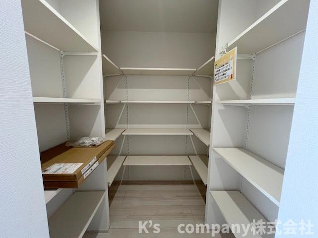茅ヶ崎市萩園　新築戸建　2号棟の収納|キッチン横には広々としたパントリー☆食品に限らずリビングの収納としてもお使いいただけます♪