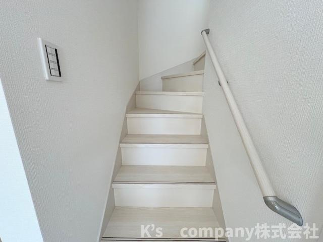 茅ヶ崎市萩園　新築戸建　2号棟の内装|手すり付きの階段☆小さいお子様やご年配にも優しい仕様♪