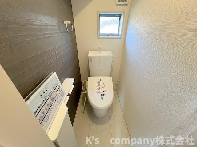 茅ヶ崎市萩園　新築戸建　2号棟のトイレ|換気のしやすい窓付きのトイレ◇