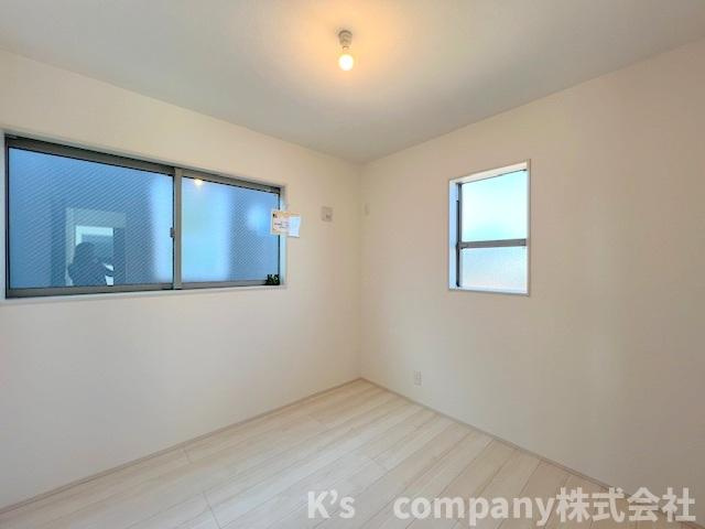 茅ヶ崎市萩園　新築戸建　2号棟の子供部屋|洋室4.5帖◇ストレージルームですが窓がある明るいお部屋ですのでお子様のお部屋などにおすすめです◇