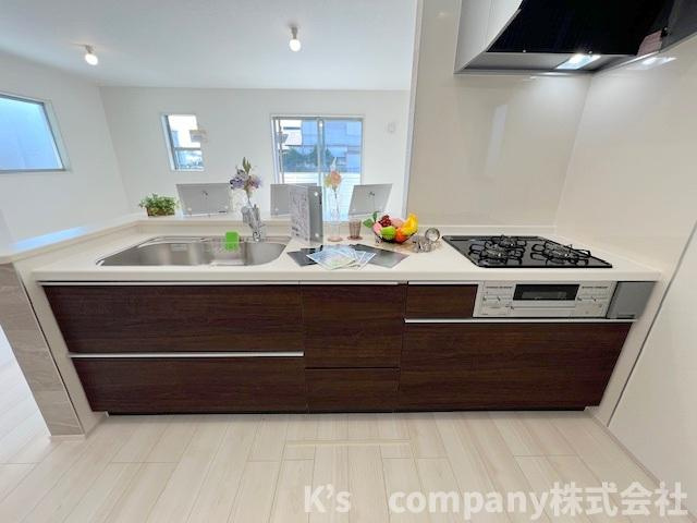 茅ヶ崎市萩園　新築戸建　2号棟のキッチン|濃い色調でキッチンのアクセントになるシステムキッチン☆