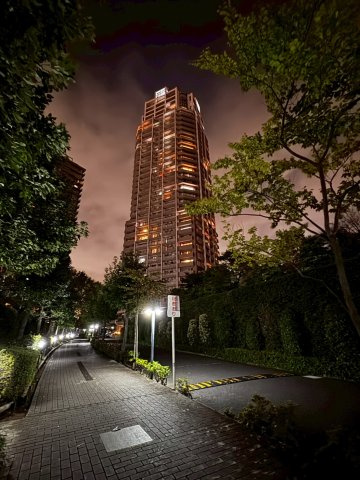 キャナルワーフタワーズWESTの外観|夜の外観です♪
敷地内の植栽とスタイリッシュマンションが良い雰囲気を出していますね♪