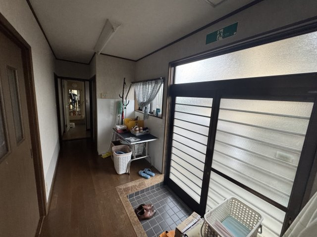 -三丁目不動産-深谷市上柴町東　寮の玄関|収納もある玄関です
