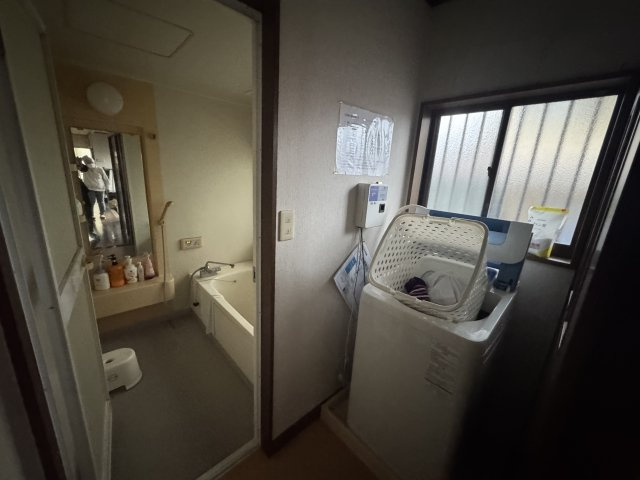 -三丁目不動産-深谷市上柴町東　寮の洗面所|明るい洗面所です