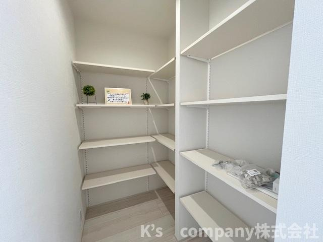 茅ヶ崎市萩園　新築戸建　3号棟の収納|キッチン横には広々としたパントリー☆食品に限らずリビングの収納としてもお使いいただけます♪