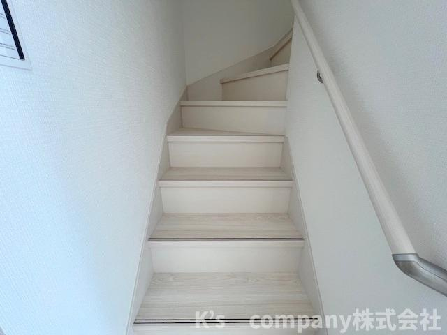 茅ヶ崎市萩園　新築戸建　3号棟の内装|手すり付きの階段☆小さいお子様やご年配にも優しい仕様♪