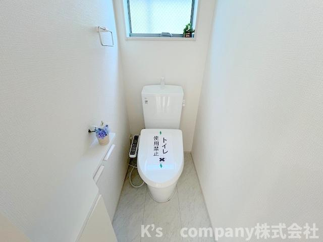 茅ヶ崎市萩園　新築戸建　3号棟のトイレ|換気のしやすい窓付きのトイレ◇