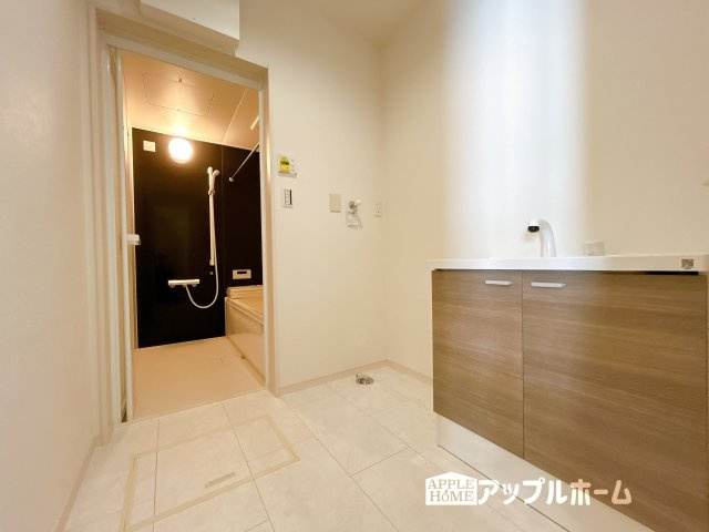 【新築住宅】羽生市須影 第1期の独立洗面台|ゆとりの洗面スペースで朝の身支度も快適スムーズに。