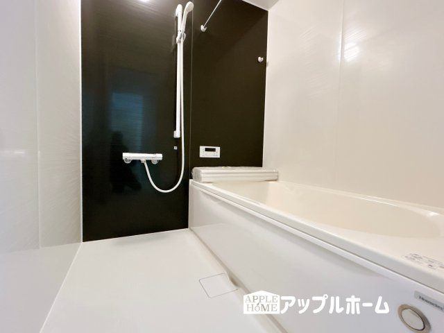 【新築住宅】羽生市須影 第1期の浴室|賃貸にはない、1坪タイプのバスルーム。ゆったり足が伸ばせるので、毎日の疲れを癒やすバスタイムを実現。ご家族みんなでも入れますね♪浴室換気乾燥暖房機付きで浴室内干しも可能！