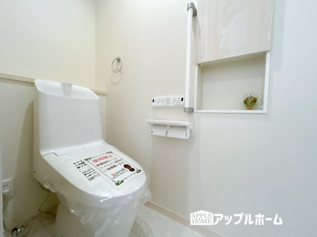 【新築住宅】羽生市須影 第1期のトイレ|白を基調とした清潔感のある明るい空間。温水洗浄便座付きで、毎日快適・清潔に使用できます。操作しやすい壁面リモコンを採用しています。