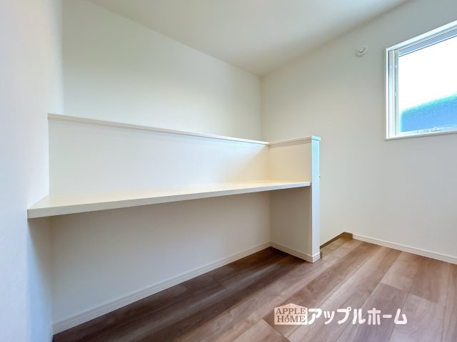 【新築住宅】羽生市須影 第1期の収納|階段横のカウンタースペース