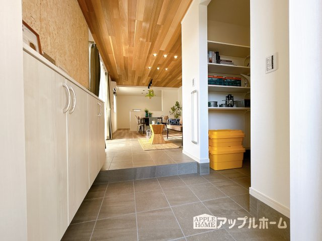 【新築住宅】羽生市須影 第1期の玄関|住まう人も来客も入った時にワクワクさせてくれるオシャレな玄関♪収納もたっぷりあるので、靴がたくさんあっても安心！